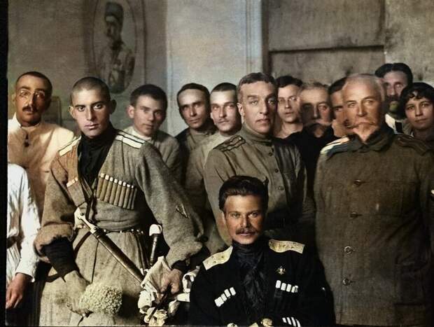 Генерал-лейтенант А.Г. Шкуро и сотрудники Донского отдела пропаганды, 1919 год.