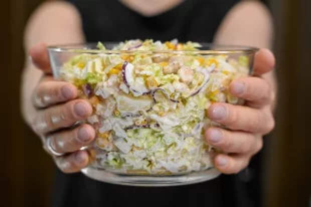 «Обжорка» для праздника. 5 сытных салатов с забавными названиями