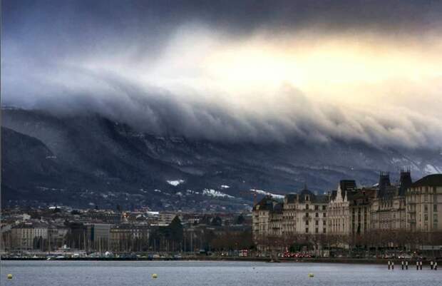 24. Горы и облака выглядят как цунами. интересное, необычные фото, фото