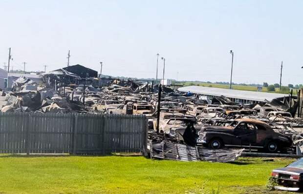 В Иллинойсе сгорело 150 ретромобилей (11 фото)