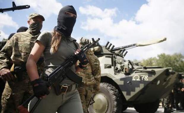 Украинские амазонки: Груди за спину — и в атаку