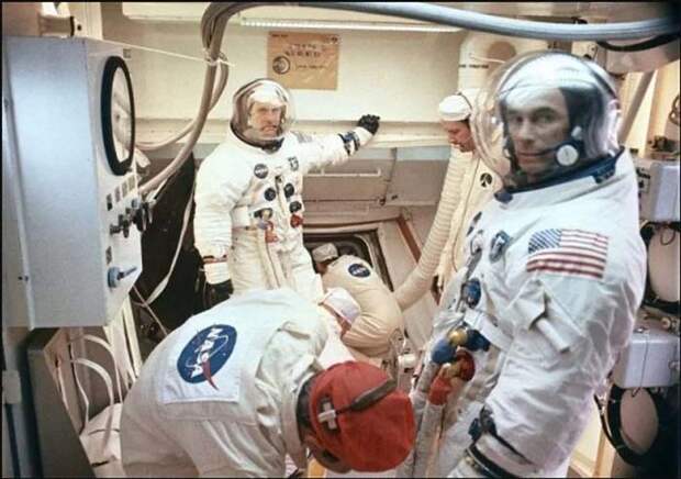 Команда астронавтов перед запуском модуля.