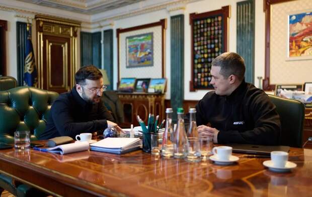 Зеленский поручил министру обороны разработать план ещё на год войны