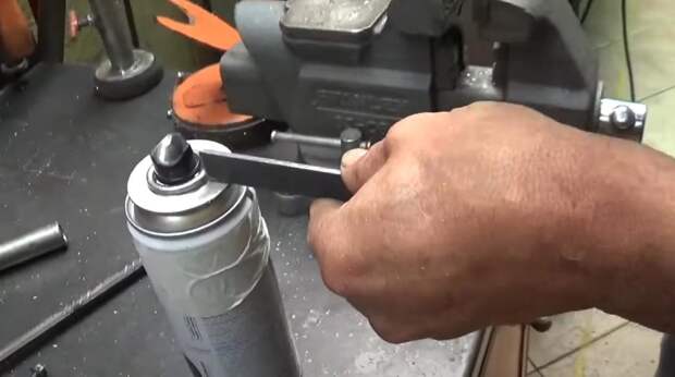 Как сделать ручной пистолет для аэрозольного баллончика