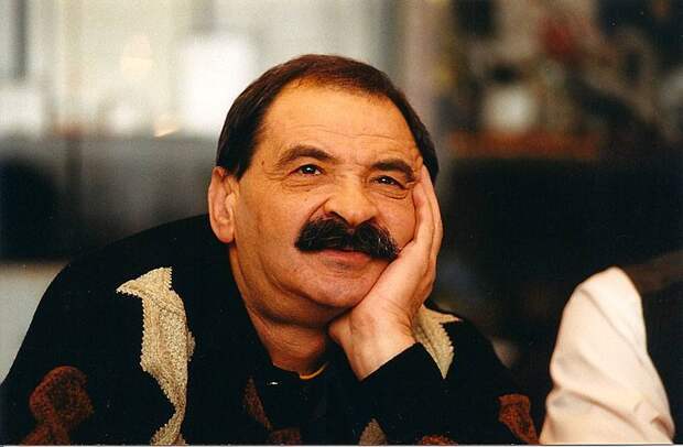 «Это не молодая любовница, это моя старая жена!»: как 50-летний Илья Олейников женился трижды, но нашёл счастье лишь с одной