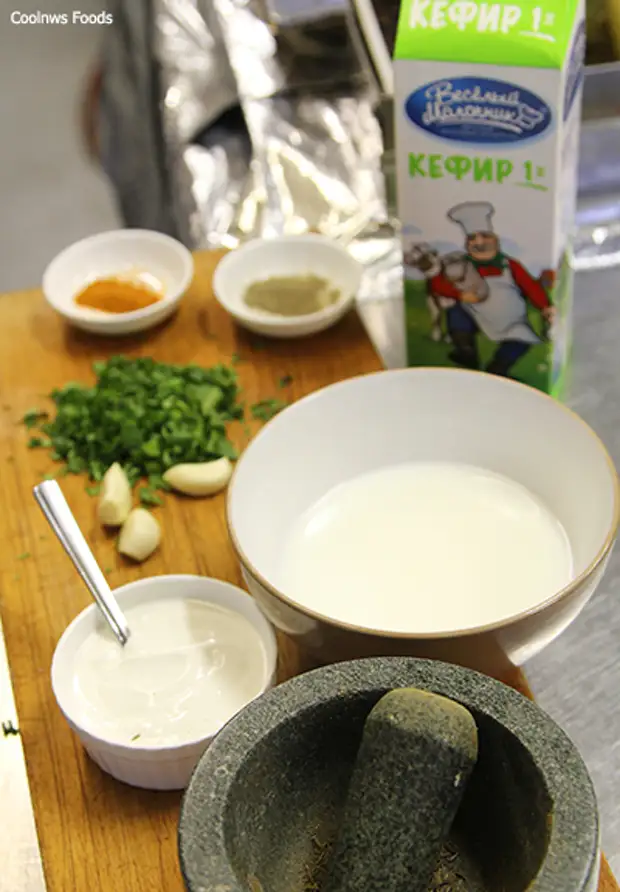 Соус из сметаны и кефира. Долма с соусом. Долма соус к долме. Соус для долмы из сметаны кефира. Соус для долмы из кефира.