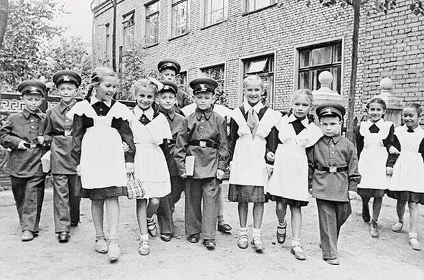 Как менялась школьная форма в России за последние 100 лет