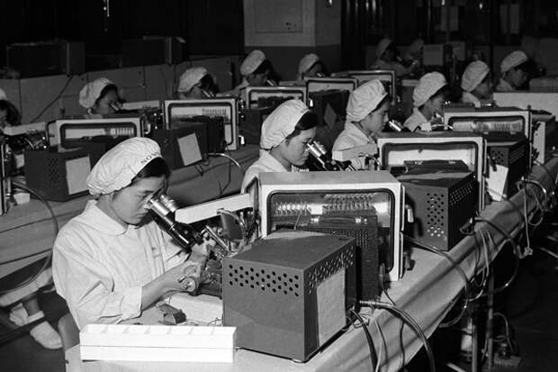 Завод по производству телевизоров компании Sony в Токио, 1960 год. Фото: John Roderick / AP