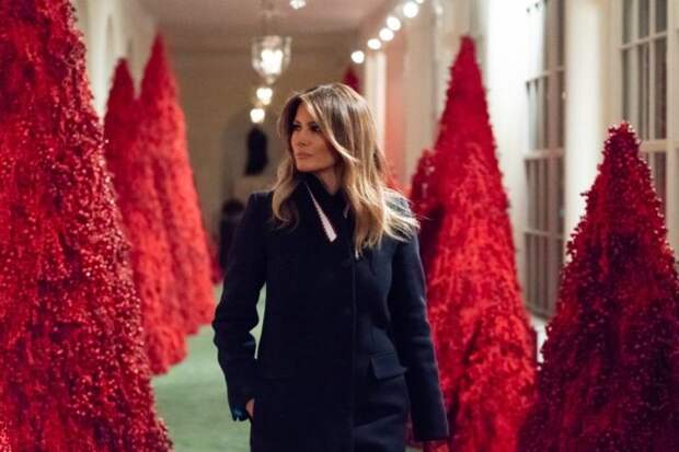 мелания трамп и красные елки