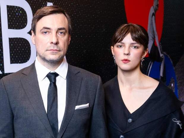 Евгений Цыганов показал взрослых сыновей и спел с дочерью от Ирины Леоновой: открытие фестиваля «Зимний»