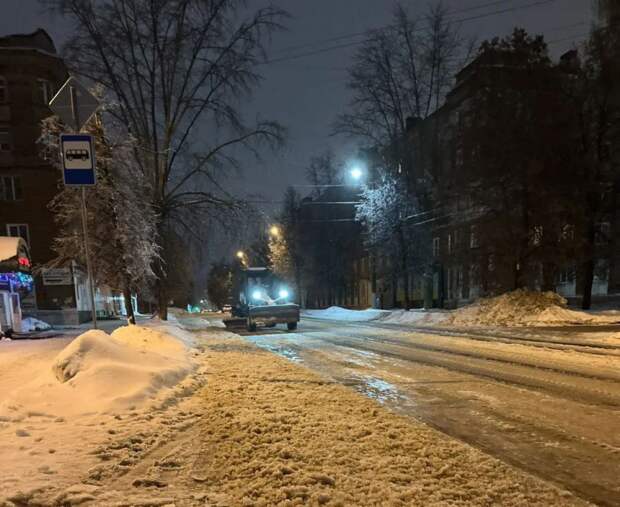 Узловские коммунальщики вТульской области очищают город от снега