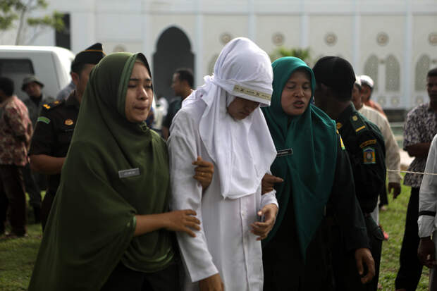 10 человек публично выпороли в Индонезийской провинции Ачех