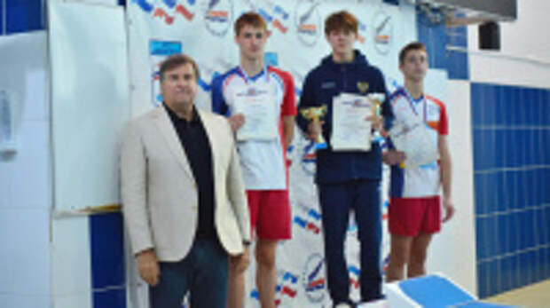 Награды победителям и призерам Кубка Ивановской области по плаванию вручил легендарный пловец Владимир Сальников