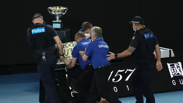 Стало известно содержание баннера, с которым болельщик выбежал на корт во время финала АО