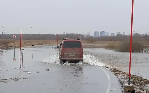 Под Рязань залило водой объездную дорогу у села Шумашь