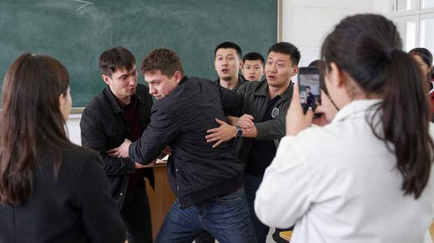 Приезжий ворвался в класс к челябинской учительнице — и получил по заслугам