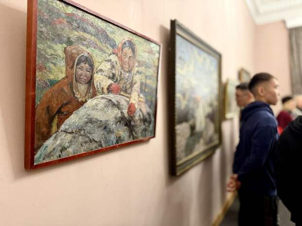 Выставка о разных народах России открылась в Приморской государственной картинной галерее