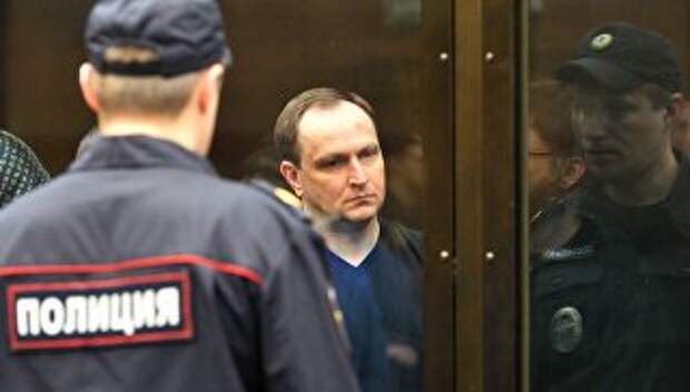 Экс-глава антикоррупционного главка (ГУЭБиПК) МВД России генерал Денис Сугробов в Московском городском суде. 27 апреля 2017
