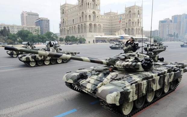 Модернизированные красавцы Т-72 "Аслан" ВС Азербайджана на параде Победы.
