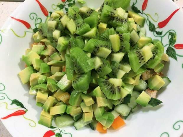 Cалат с индейкой, авокадо и киви легко заменит полноценный ужин