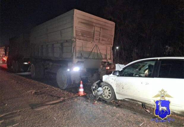 Два человека пострадали во влетевшей в КамАЗ иномарке на дороге в Самарской области