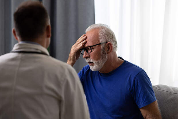 Врач Джикия: внезапная злость и агрессия у пожилых могут быть признаком деменции