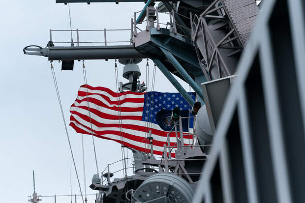 Американский флаг на корабле ВМС США