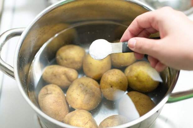 Оставьте картофель в соленой воде на четверть часа. / Фото: fb.ru
