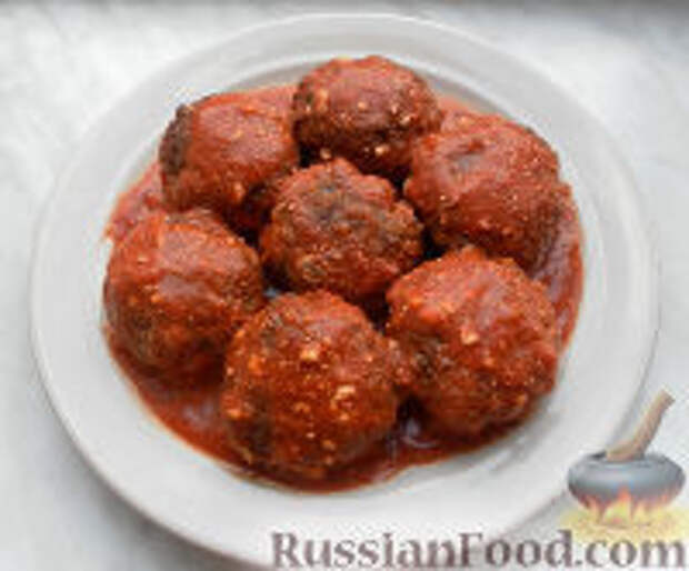 Фото к рецепту: Мясные тефтели с рисом и овощами в томатном соусе