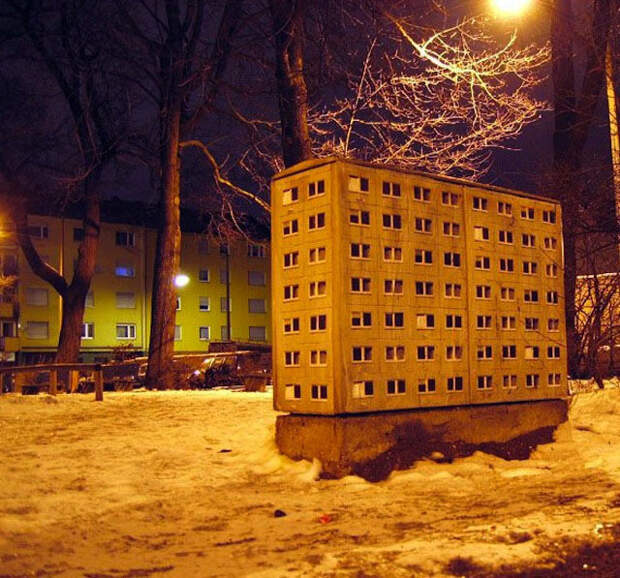 Миниатюрные многоквартирные дома по всему городу