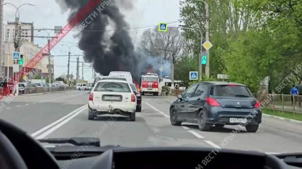В Симферополе горит автобус