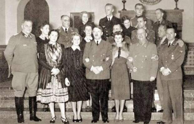 В резиденции Гитлера. Ева Браун слева от Гитлера, Гретль Браун - справа / Фото: allthatsinteresting.com В резиденции Гитлера. Ева Браун слева от Гитлера, Гретль Браун - справа / Фото: allthatsinteresting.com