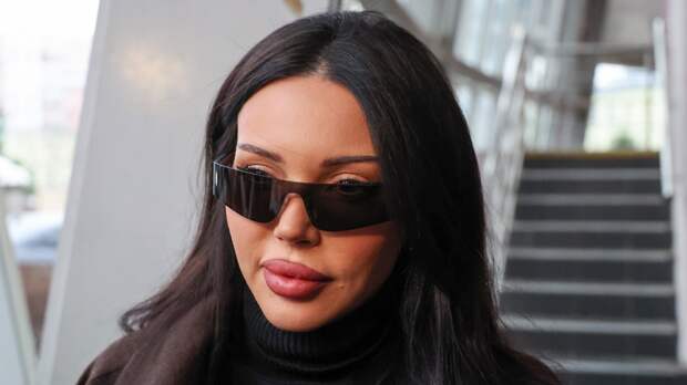 Модель Оксана Самойлова снялась в кожаном корсете и брюках