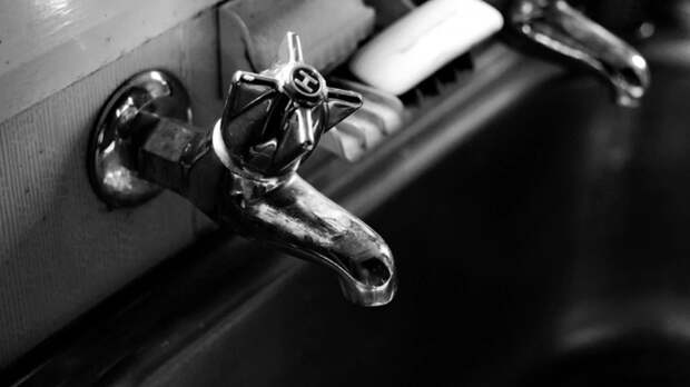 В Барнауле на два дня отключат горячую воду в 105 домах. Список адресов