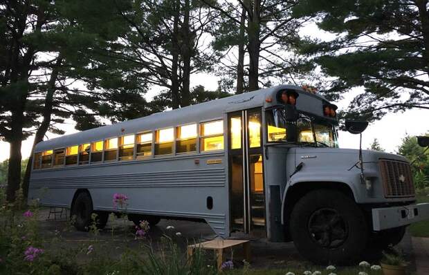 Студент в качестве дипломного проекта превратил школьный автобус в крошечный дом