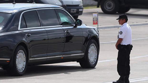 Автомобиль Aurus кортежа президента РФ Владимира Путина во время саммита G20 в Буэнос-Айресе. 30 ноября 2018