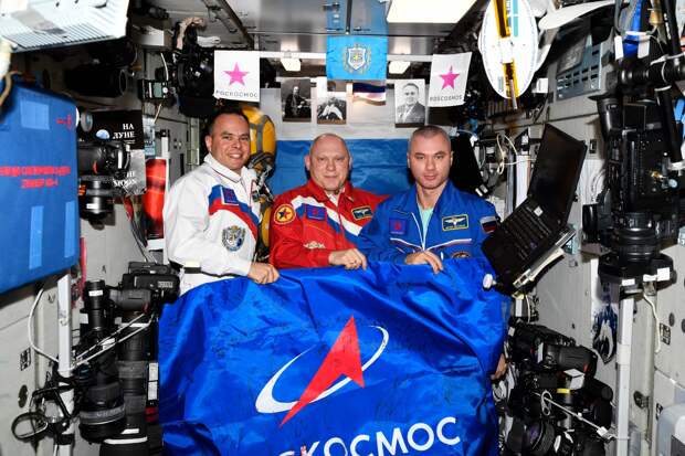 Флаг Роскосмоса с автографами космонавтов передадут участникам спецоперации на Украине