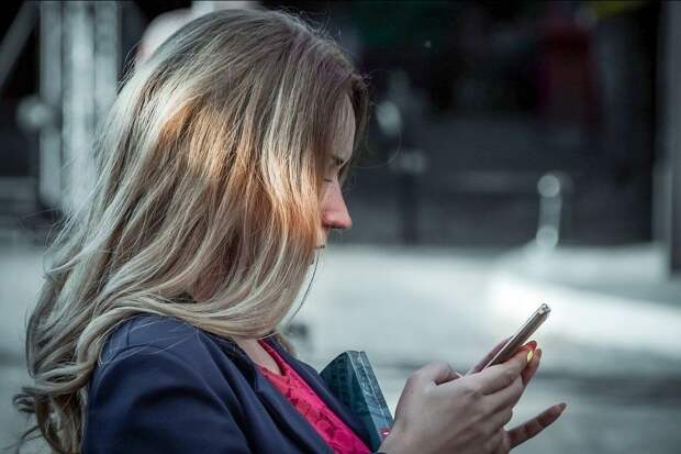 Психиатр Розанов: Бездумный скроллинг сториз и рилсов вызывает "туман" в голове