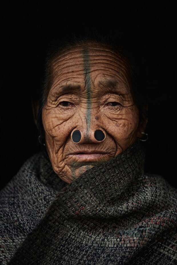 Отличительной особенностью женщин апатани считается пробки в носах и татуировки, нанесенные вдоль лица.