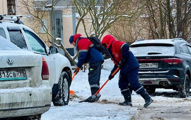 В Петербурге идет масштабная уборка снега