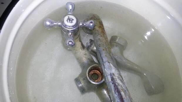 Газированной водой можно очистить ржавый кран. / Фото: freelancehack.ru Газированной водой можно очистить ржавый кран. / Фото: freelancehack.ru