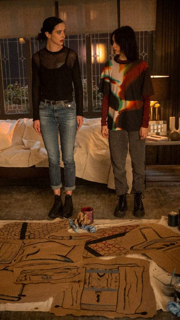 Krysten Ritter as Lucy, Amanda Fix as Jules - Orphan Black: Echoes _ Season 1, Episode 4
