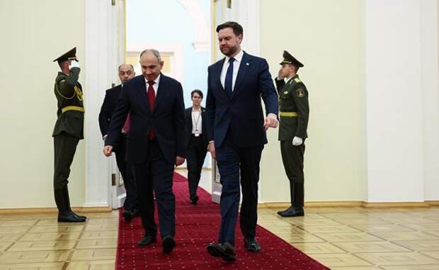 Вэнс помахал перед Алиевым и Пашиняном роскошными бусами — глаз не оторвать