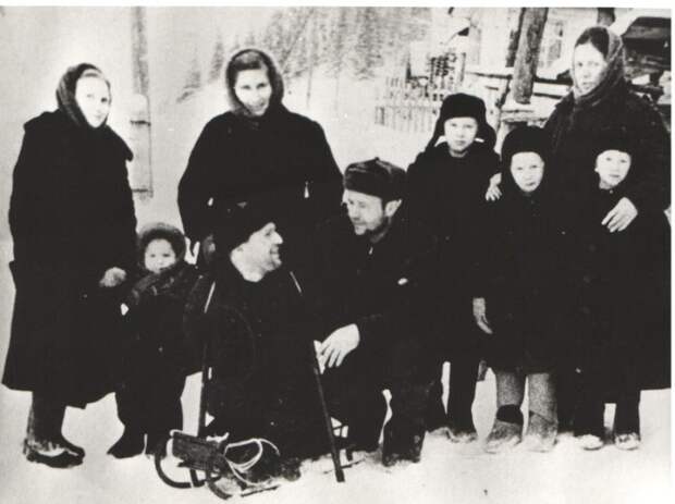 Евсей Якимов (на переднем плане) с родными.