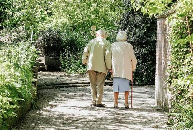 пожилая пара гуляет в парке