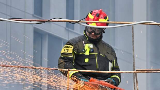 Спасатели продолжают разбирать завалы на месте обрушения ТЦ в Новосибирске