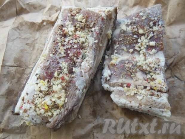 Сало, приготовленное в рассоле с сахаром, отлично нарезается, имеет тонкий аромат пряностей и специй. Сало, которое сутки находилось в морозилке, выглядит, как на фото. 