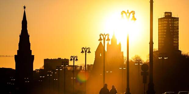 Люди на Москворецкой набережной в Москве Люди на Москворецкой набережной в Москве - ИноСМИ, 1920, 22.03.2022