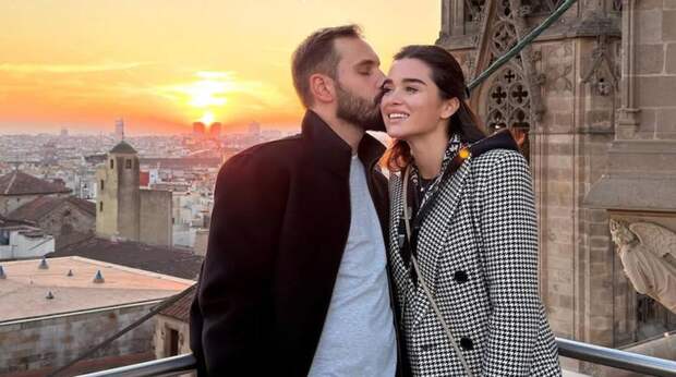 Поклонники Бородиной подкололи Сердюкова после новых фото за границей