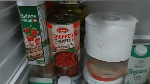 Как избавить холодильник неприятного запаха при помощи туалетной бумаги